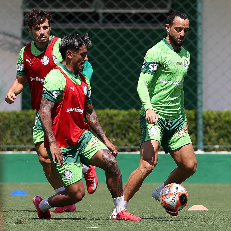 Abel Ferreira prepara mudanças no Palmeiras para clássico contra o Santos