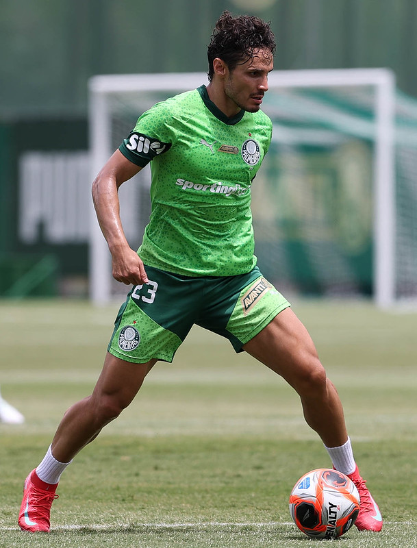 Técnico Abel Ferreira esboça escalação do Palmeiras para enfrentar o Noroeste
