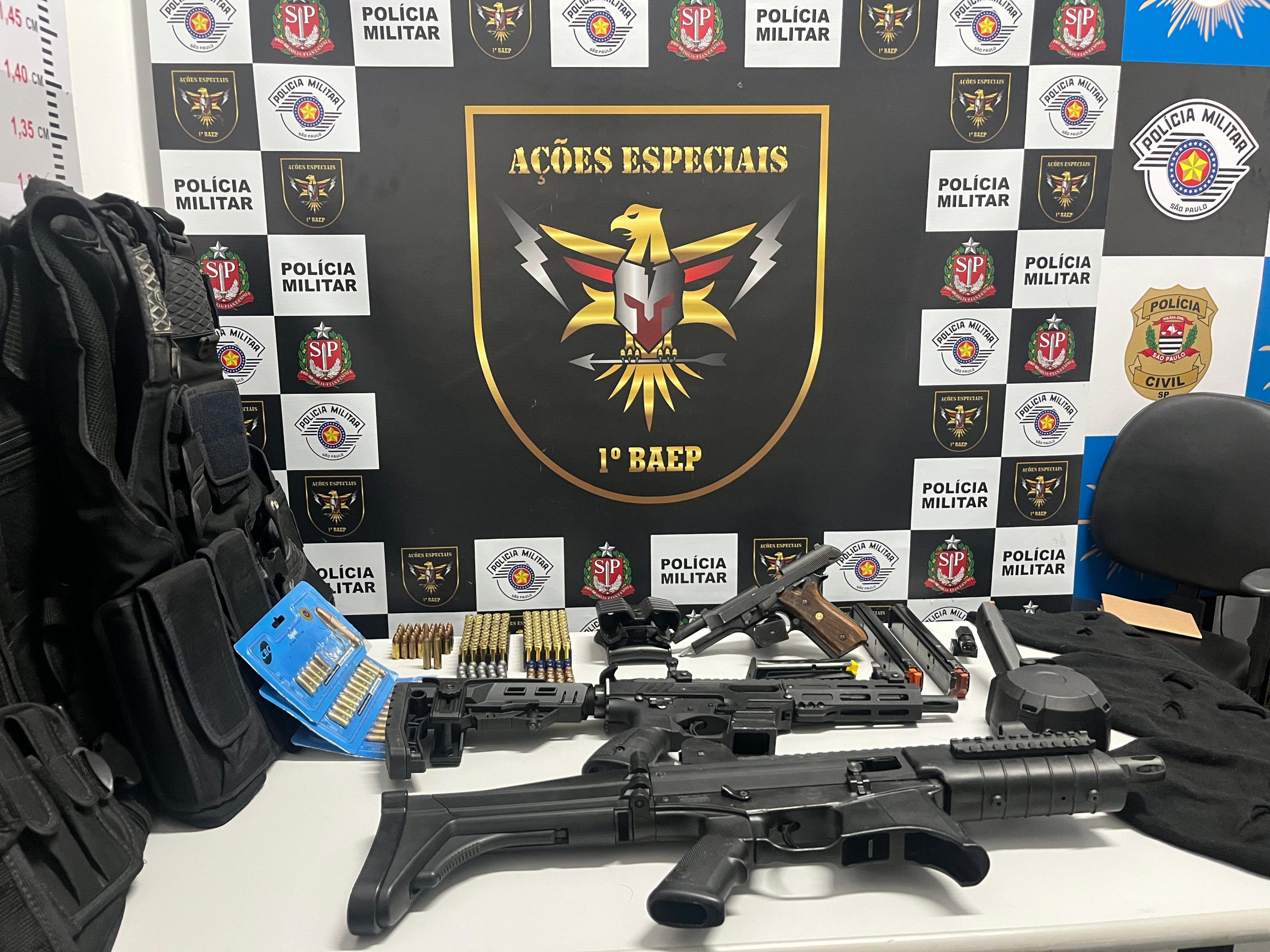 Baep apreende dezenas de armas e munições que seriam usadas para crimes de grande valor