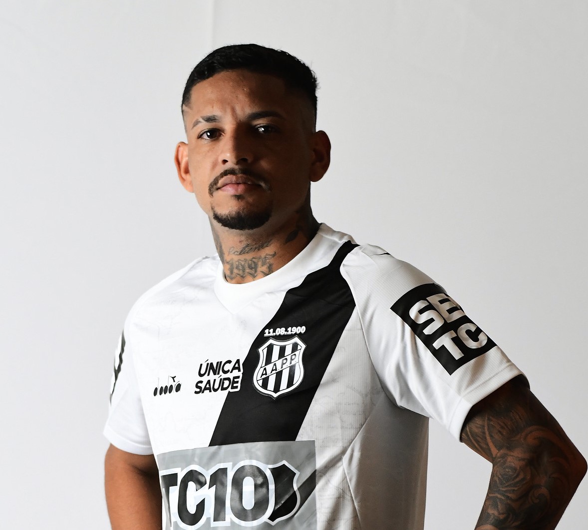 Ponte Preta anuncia atacante Danrlei e fecha com zagueiro chileno