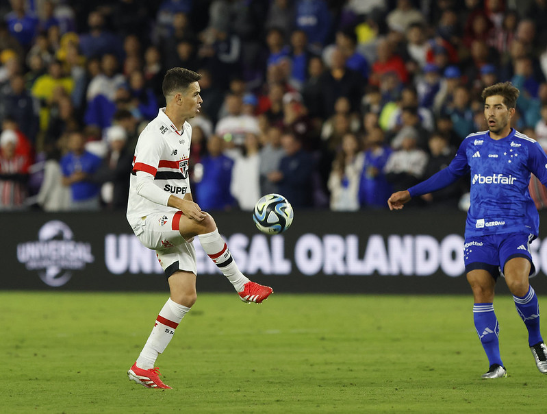 Oscar festeja estreia com a camisa do São Paulo na FC Series
