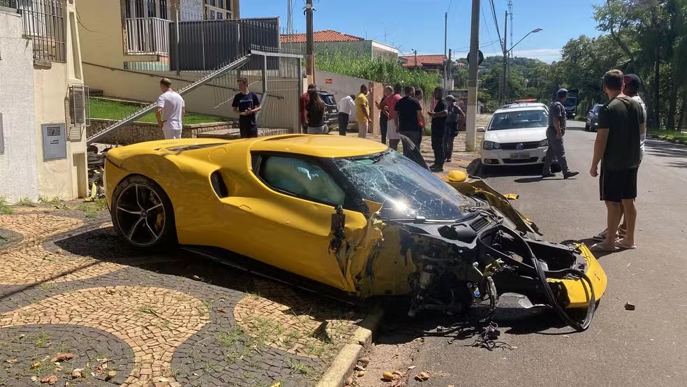 Acidente destrói Ferrari na Av. Heitor Penteado, em Campinas