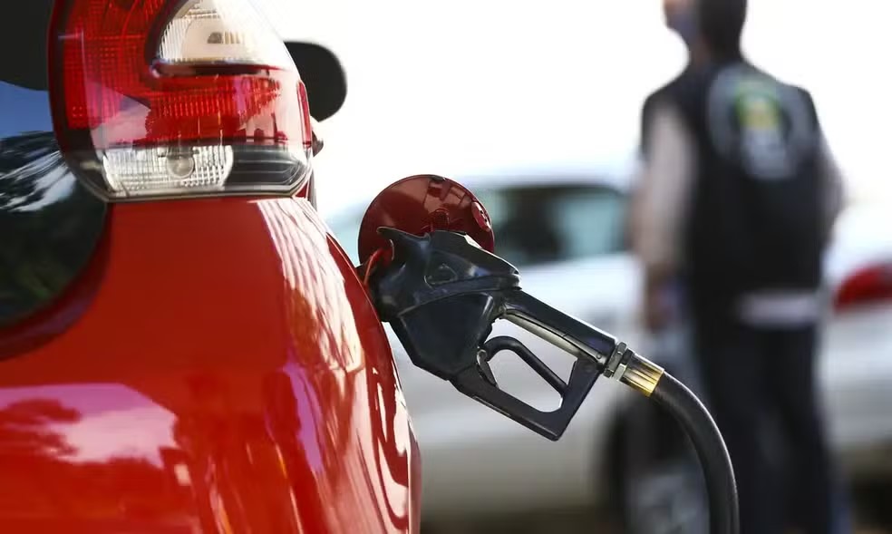 Petrobras reduz preço da gasolina para distribuidoras a partir de terça-feira