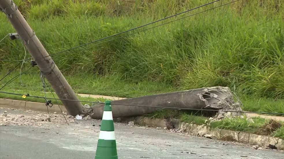 Carga de carreta cai e atinge poste na região do Swiss Park em Campinas 