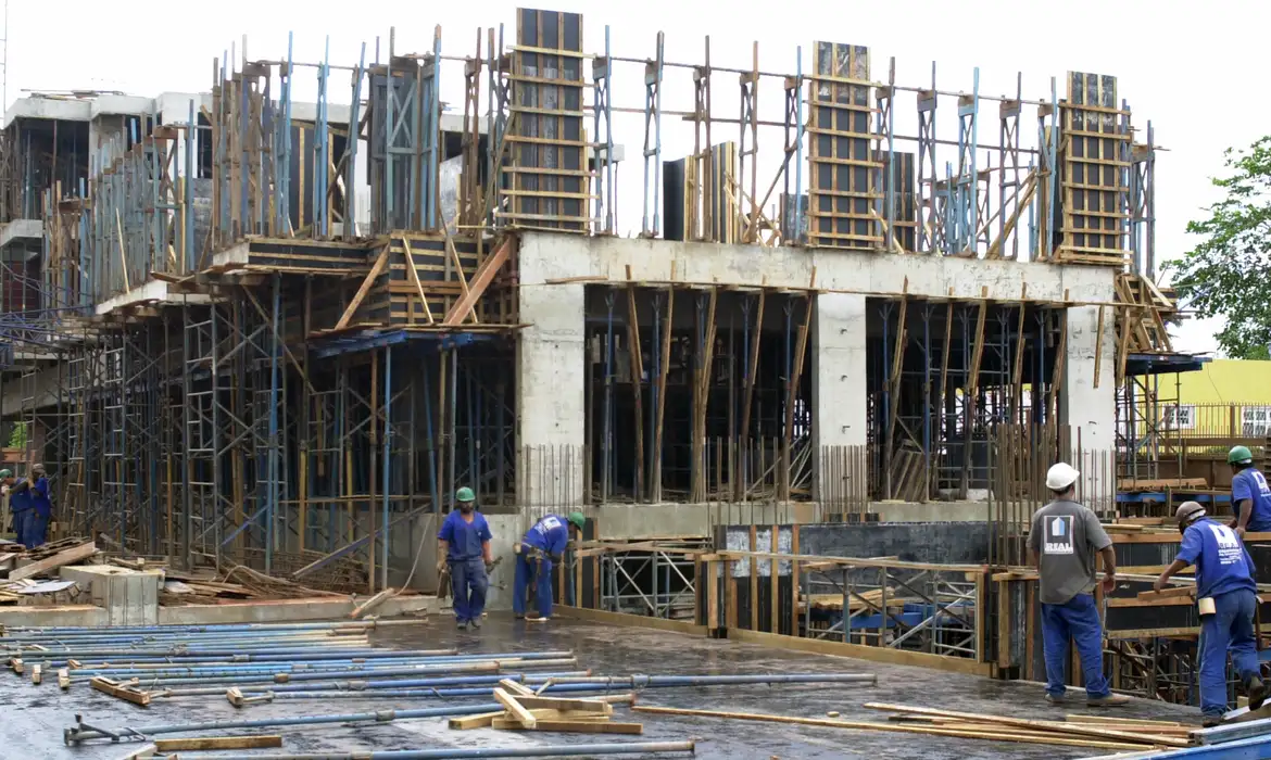 Construção civil impulsiona empregos, mas inflação encarece obras em Campinas