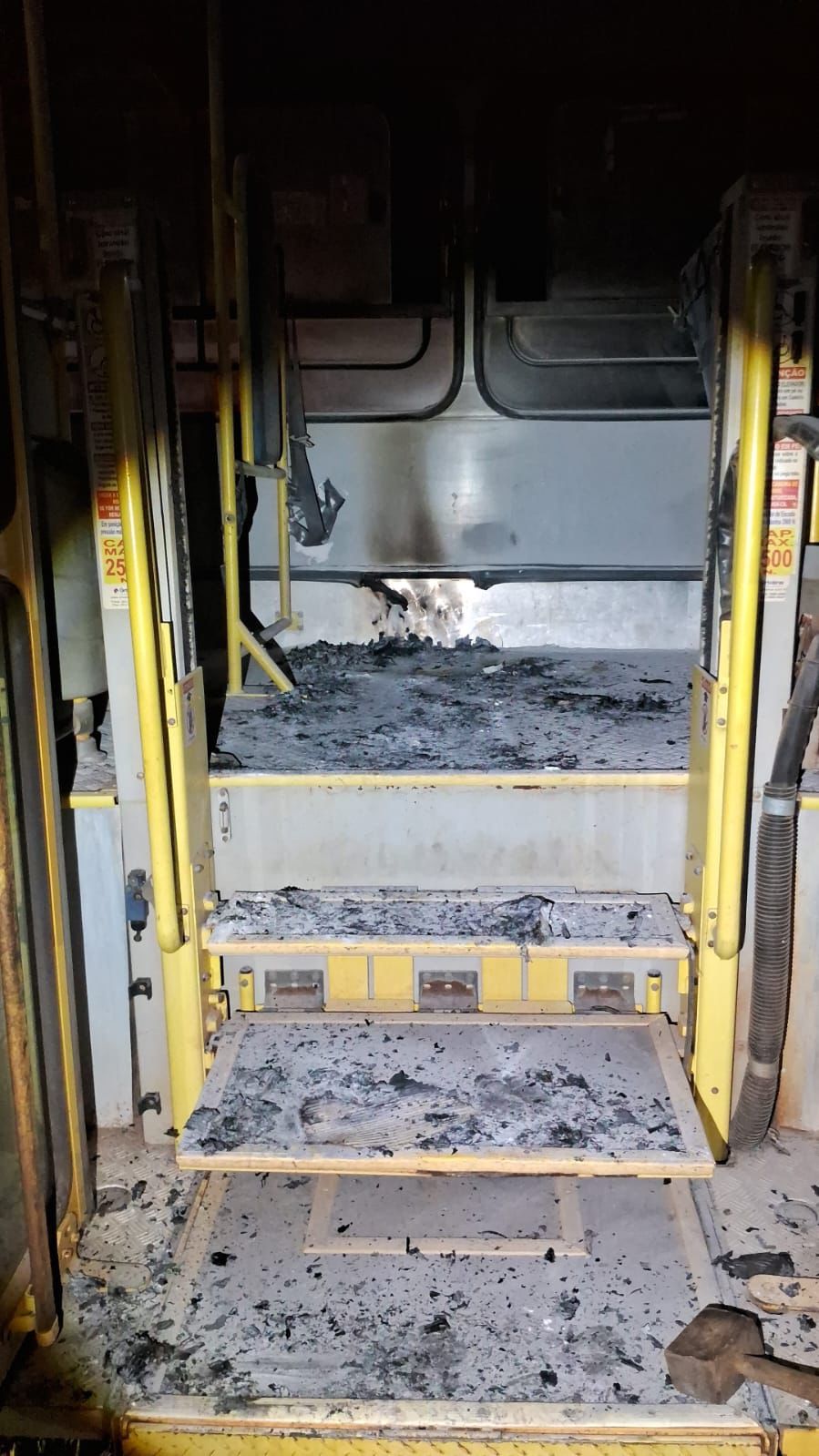 Dois adolescentes atearam fogo em ônibus escolar no pátio da prefeitura de Artur Nogueira