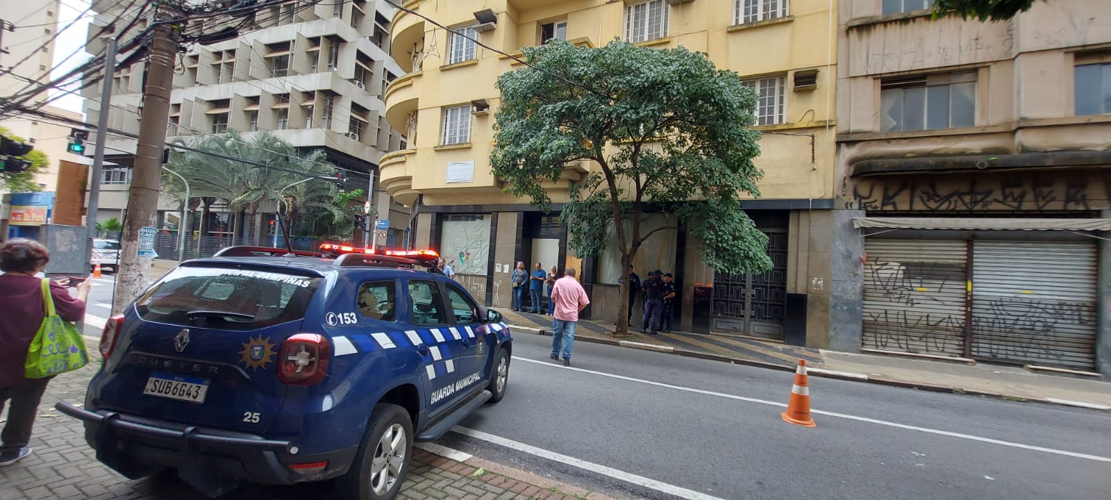 Famílias ocupam antigo prédio do Correio Popular na Conceição; Guarda e prefeitura desocupam área