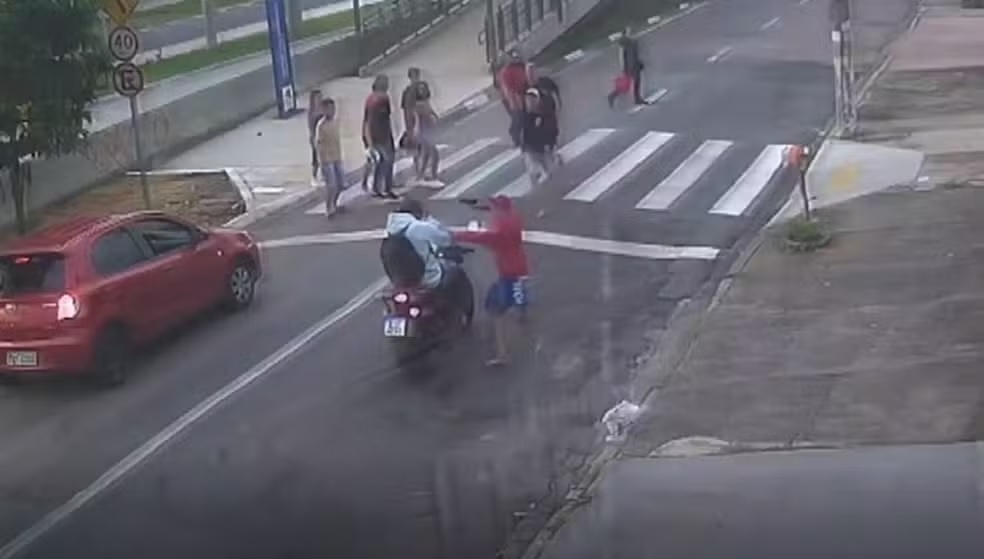 Motociclista é assaltado em semáforo na Av John Boyd Dunlop
