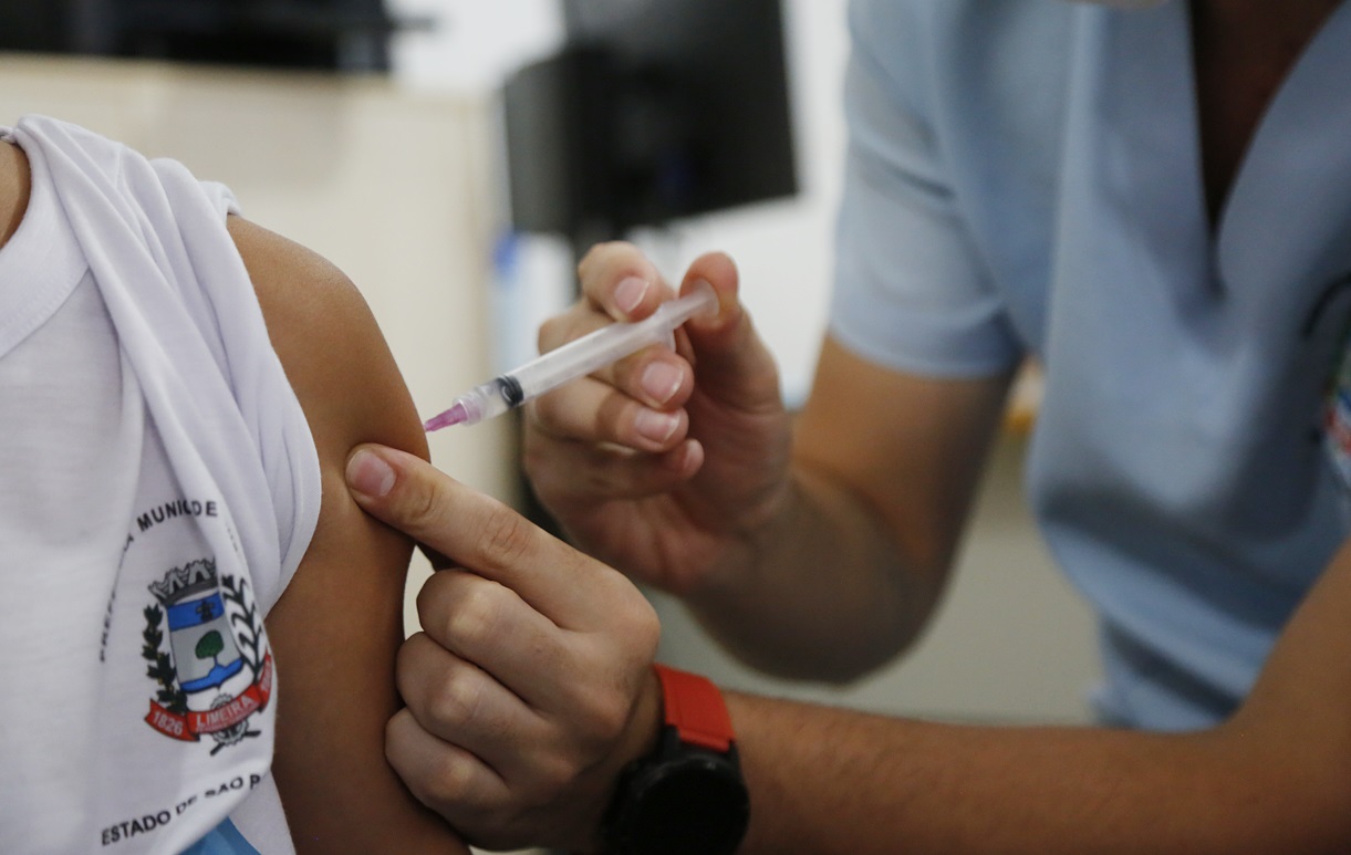 Com poucas crianças vacinadas contra dengue, prefeitura de Limeira vai às escolas