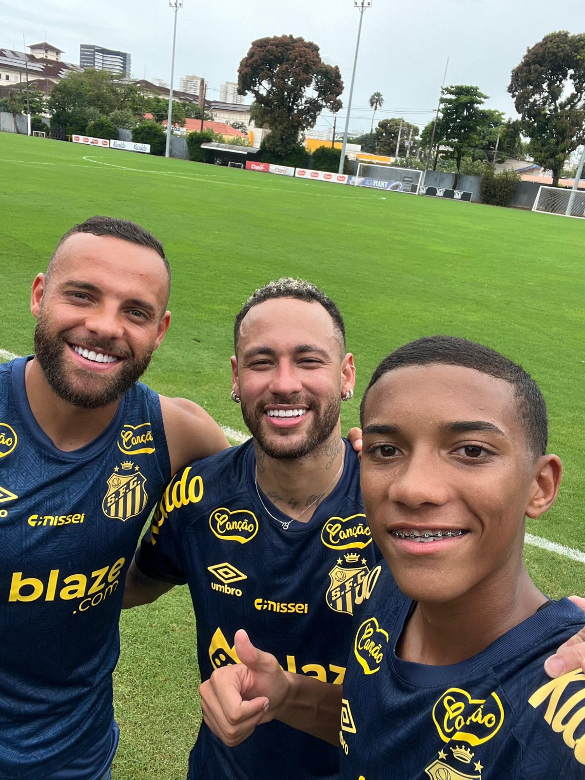 Neymar treina e pode reforçar o Santos contra o Botafogo-SP nesta quarta-feira na Vila