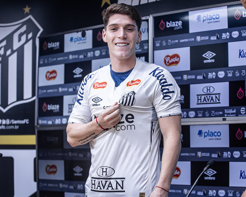 Reforço argentino chega ao Santos e fala da influência de Neymar na contratação