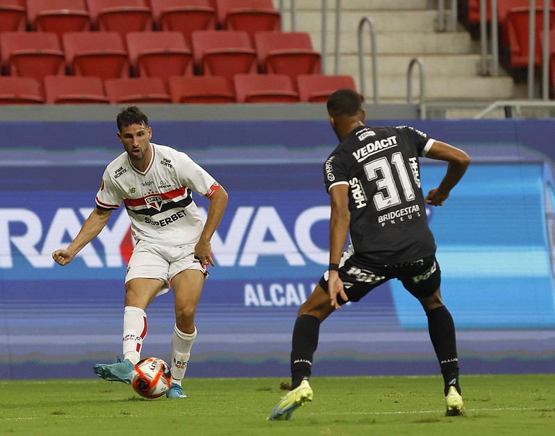 Frustrado com empate, Calleri critica atuação do São Paulo em Brasília
