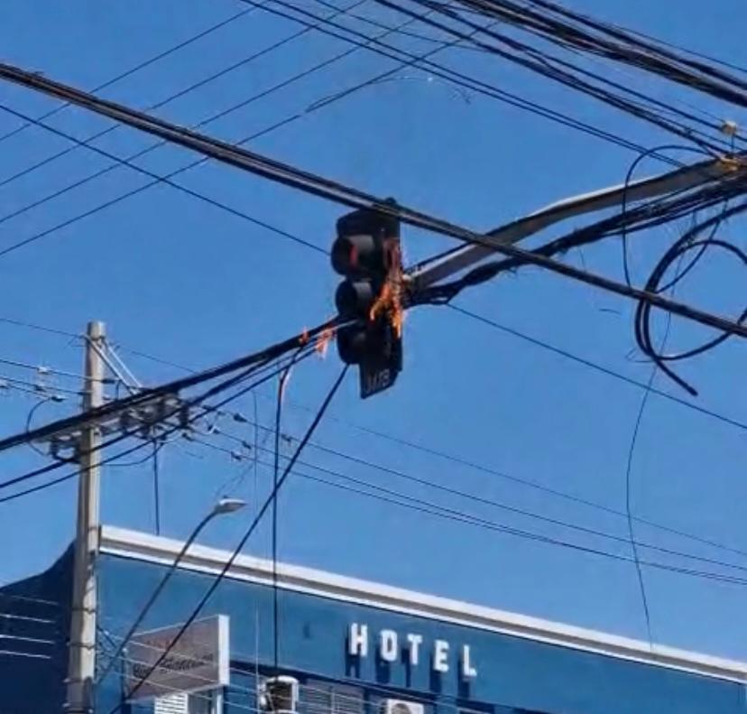 Semáforo pega fogo após caminhão enroscar em fiação no Centro de Campinas 