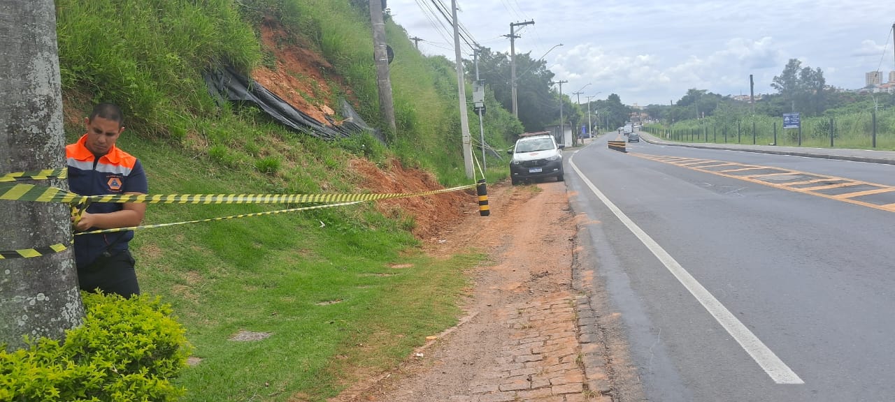 Talude às margens da Rodovia dos Andradas, em Valinhos, é interditado