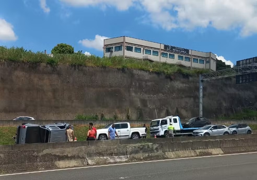 Acidente entre dois carros causa lentidão na Rodovia Dom Pedro
