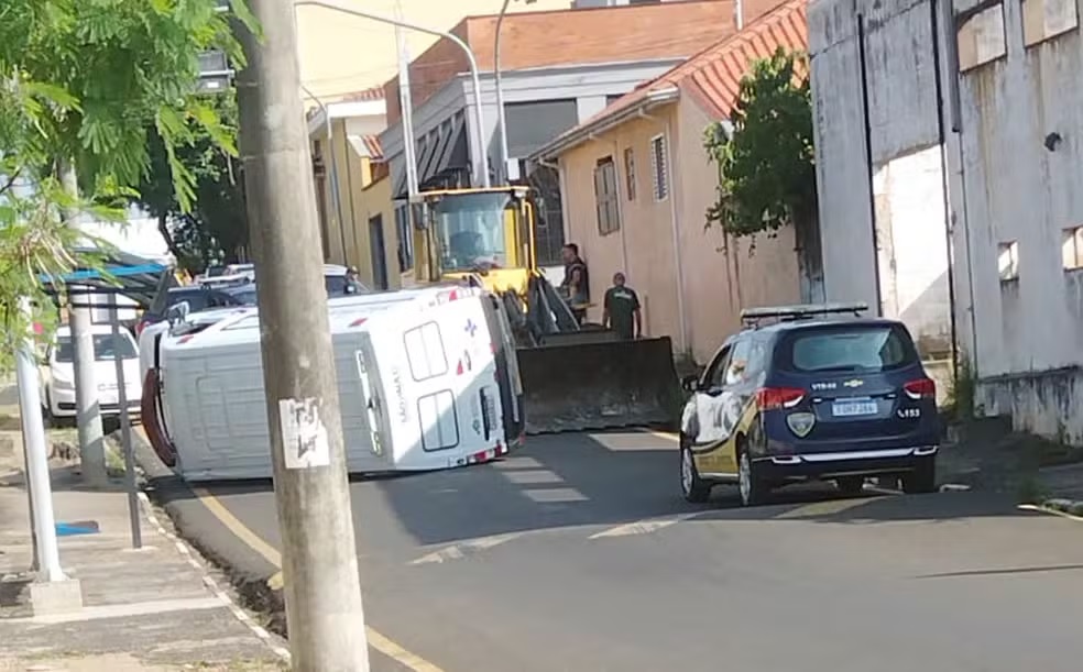 Ambulância capota após batida em cruzamento de Charqueada