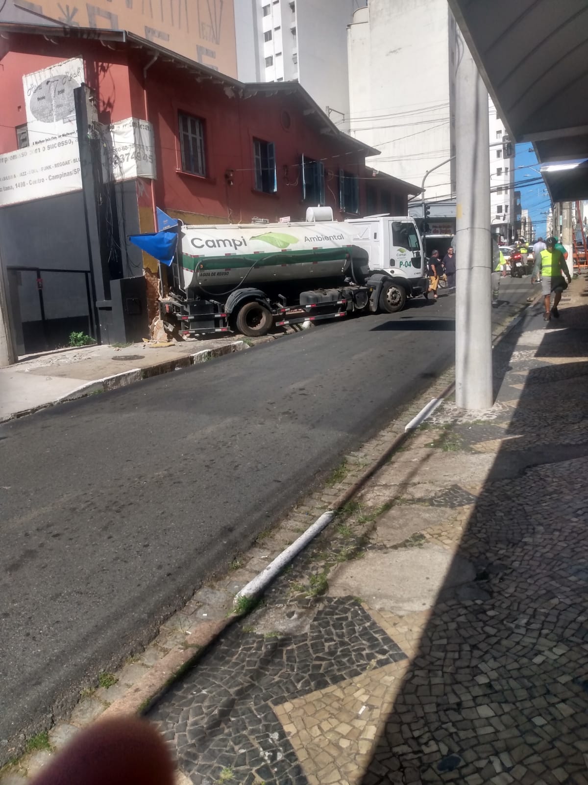 Caminhão carregado perde freio e atinge salão de beleza no Centro de Campinas