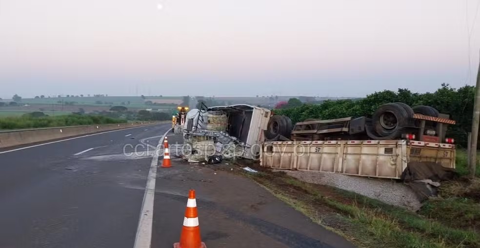 Carreta carregada com água e pedrisco tomba em rodovia; motorista dormiu ao volante
