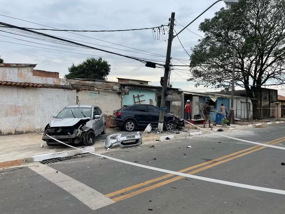 Colisão entre carros acaba com batida em poste em Campinas