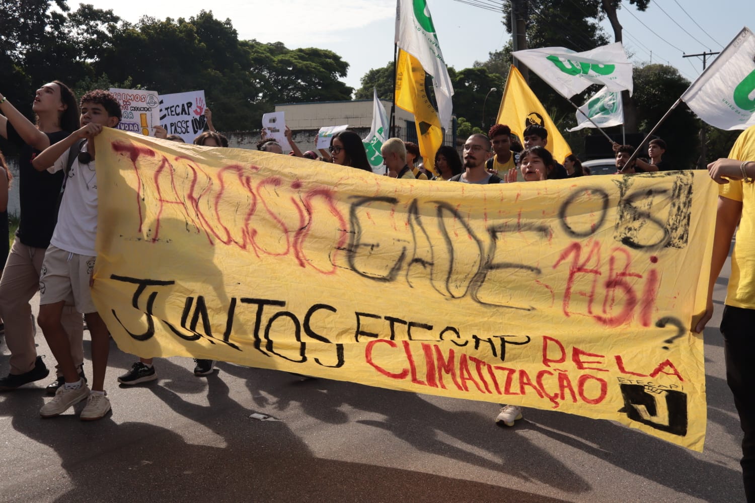 Estudantes protestam por falta de climatização e calor intenso na Etecap