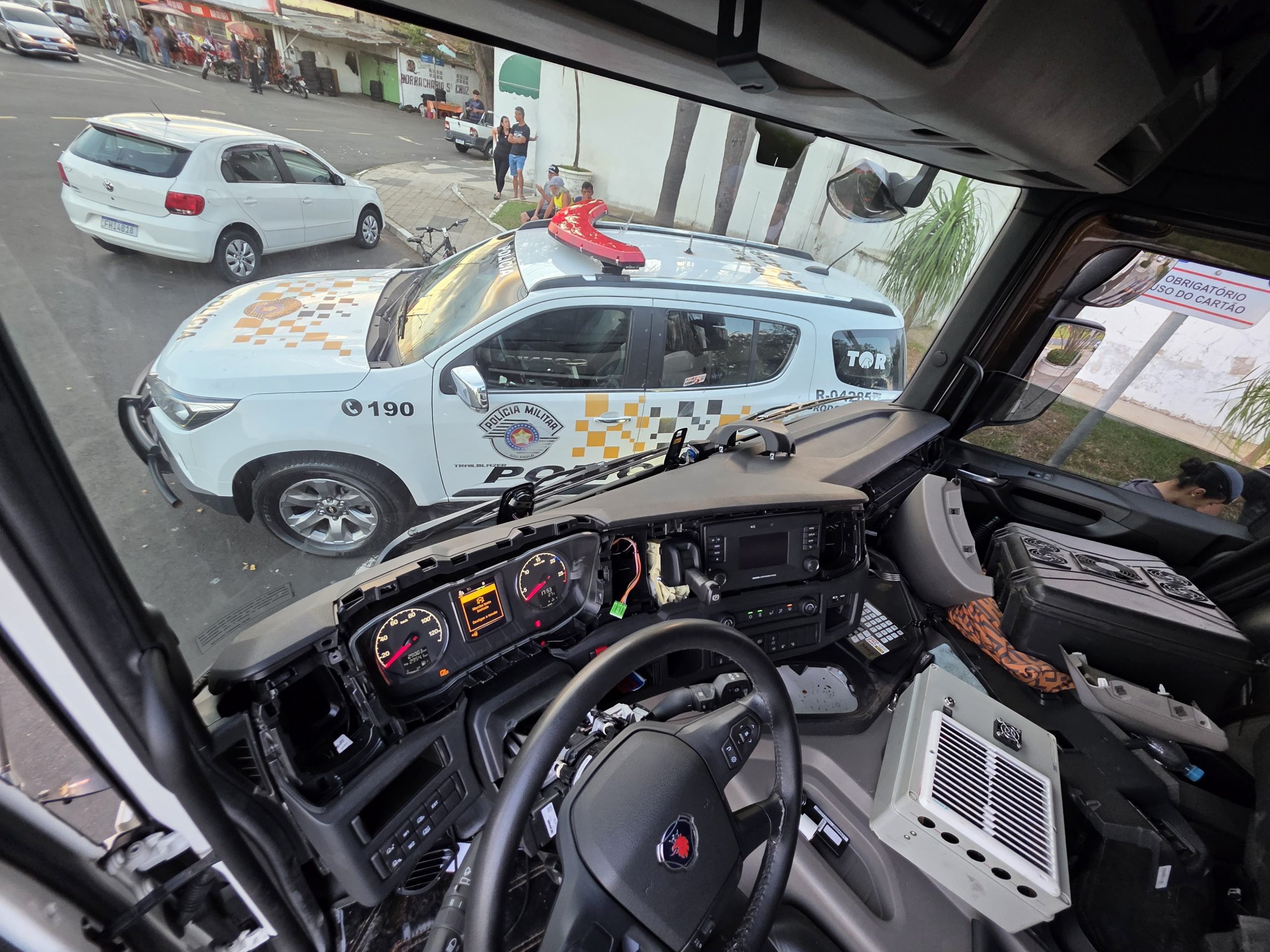 Homem que roubou caminhão tenta fugir entrando em túmulo do cemitério de Jaguariúna