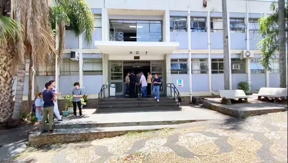 Homem armado tenta fugir, bate carro, troca tiros com a PM, e morre em Piracicaba 