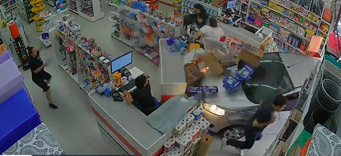 Motorista perde controle da direção e invade papelaria em Limeira
