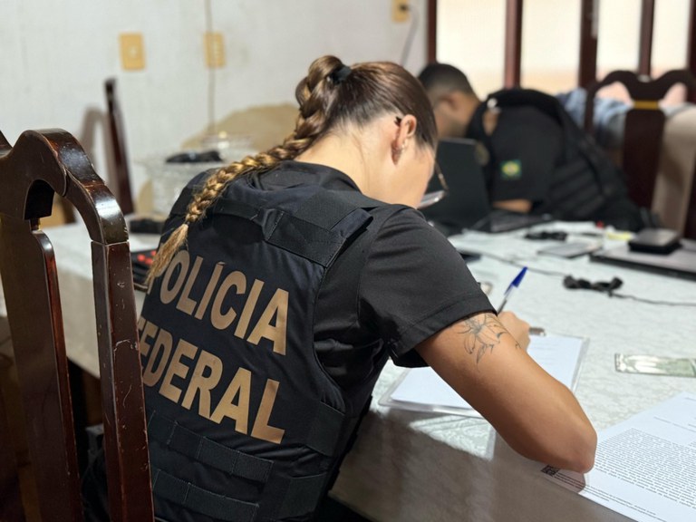 Polícia prende homem com material de abuso sexual, além de padrasto suspeito de estuprar enteada