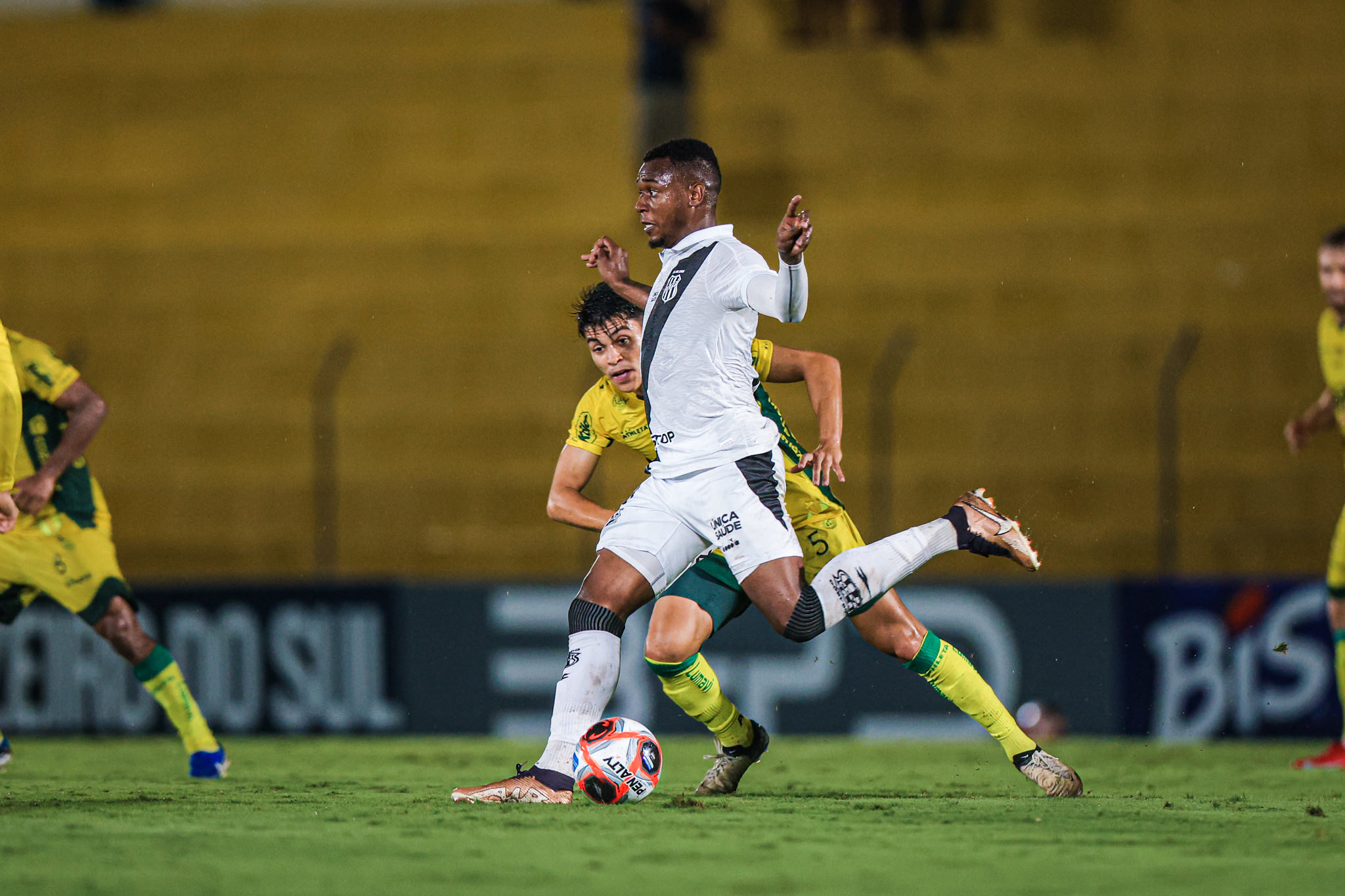 Ponte Preta tem interesse na renovação de contrato com o volante Dudu