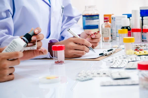 Prescrição de medicamentos por farmacêuticos pode colocar pacientes em risco, avalia especialista