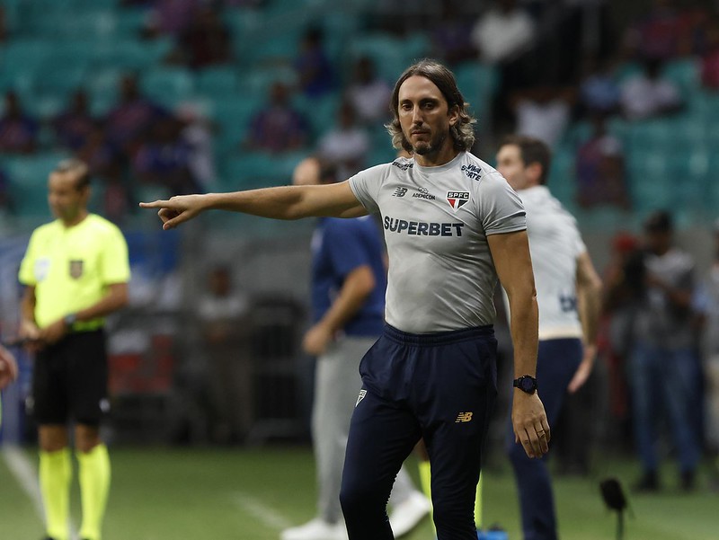 São Paulo treina para clássico e indecisão no meio-campo preocupa Luis Zubeldía