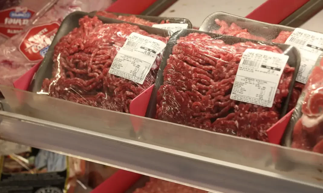 Região registra aumento de 145% em casos de intoxicação alimentar; carne vencida preocupa