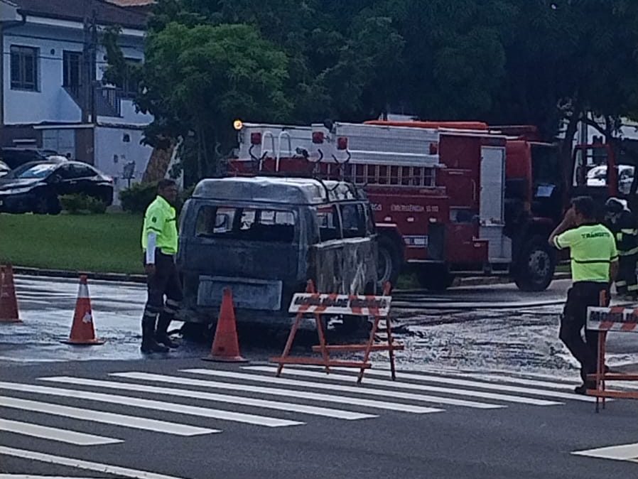 Veículo da Prefeitura de Valinhos pega fogo em posto de combustível