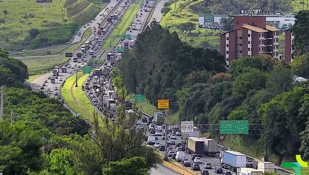 Acidente entre caminhão, ônibus e carreta trava D.Pedro I em Campinas