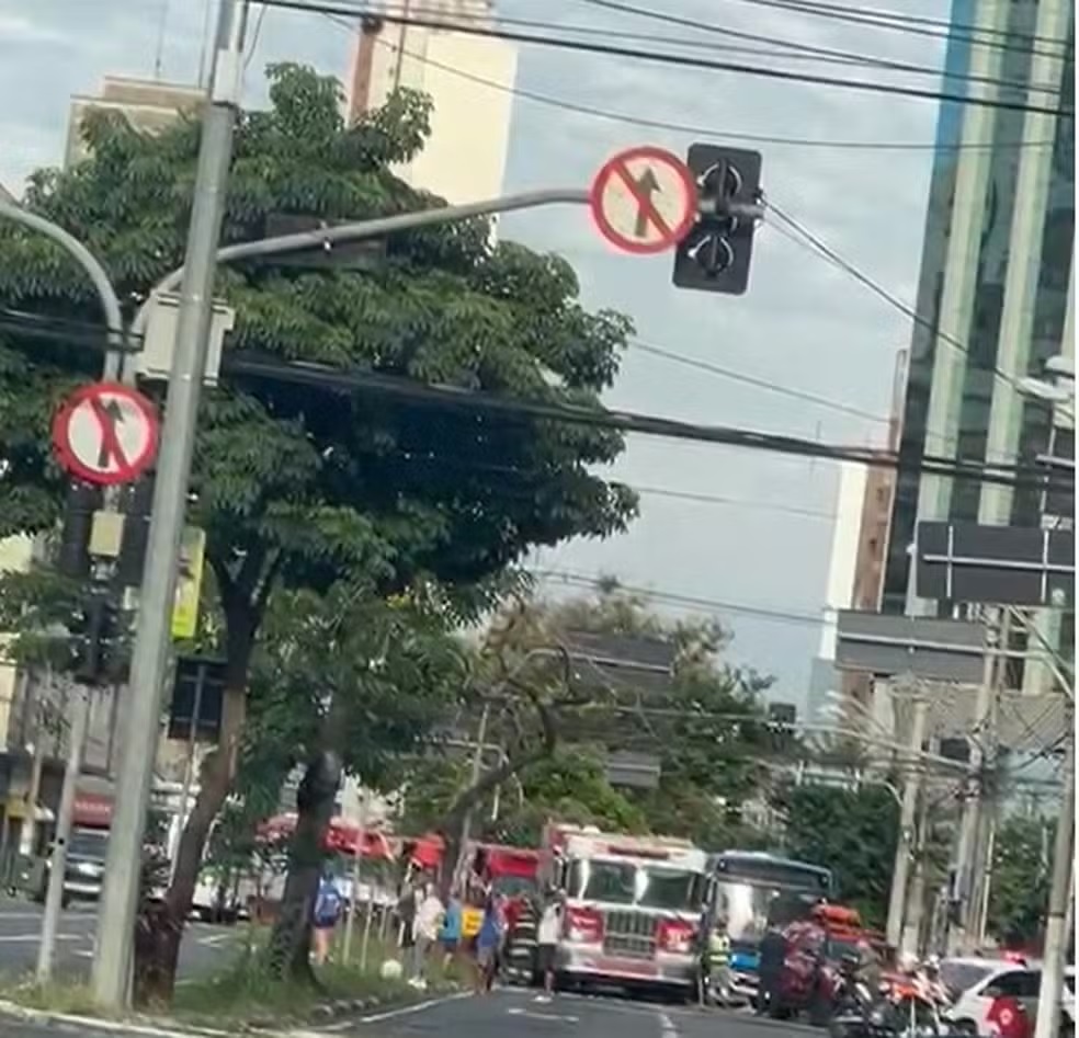 Acidente na Av Moraes Salles entre carro e ônibus deixa 4 feridos