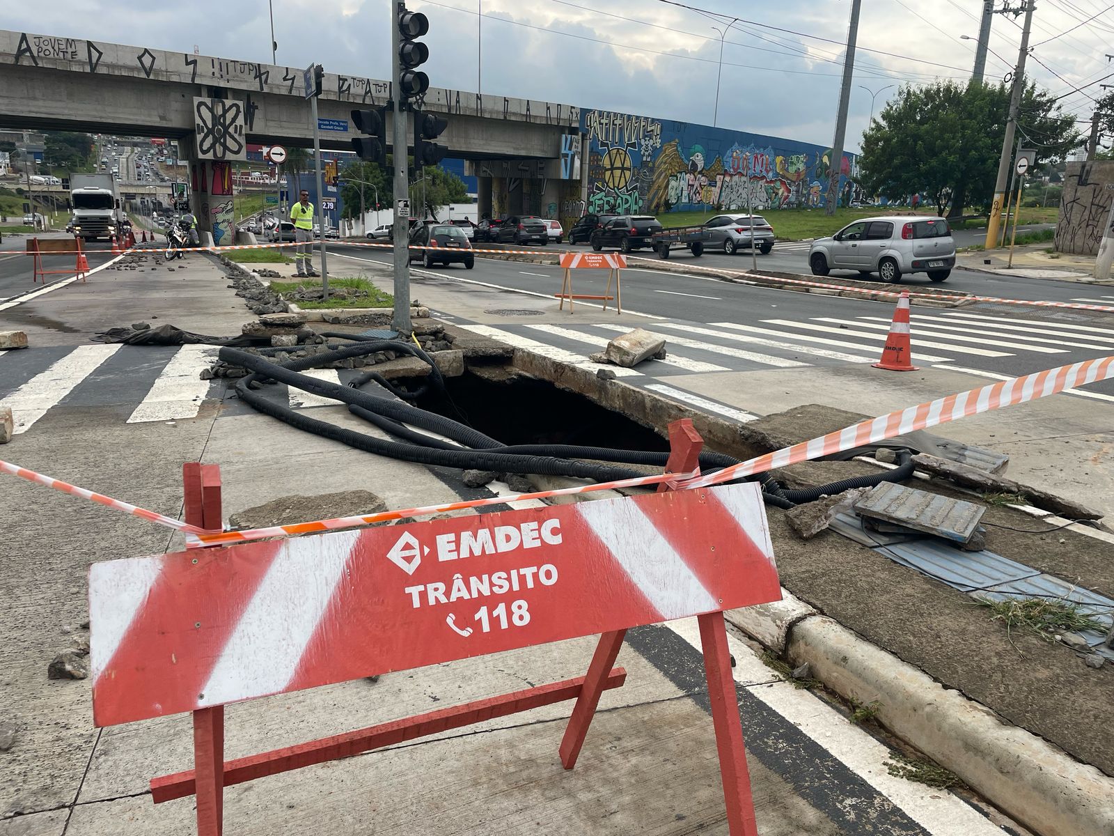 Avenida John Boyd Dunlop é liberada, mas reconstrução de adutora rompida deve demorar