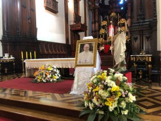 Catedral Metropolitana reúne fiéis em missa pela alma do Papa Francisco 
