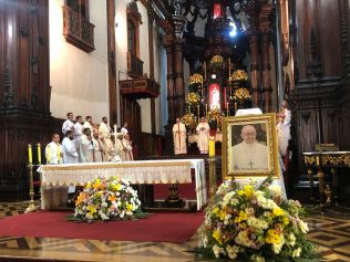 Catedral Metropolitana reúne fiéis em missa pela alma do Papa Francisco 