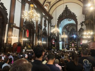 Catedral Metropolitana reúne fiéis em missa pela alma do Papa Francisco 