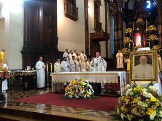 Catedral Metropolitana reúne fiéis em missa pela alma do Papa Francisco 