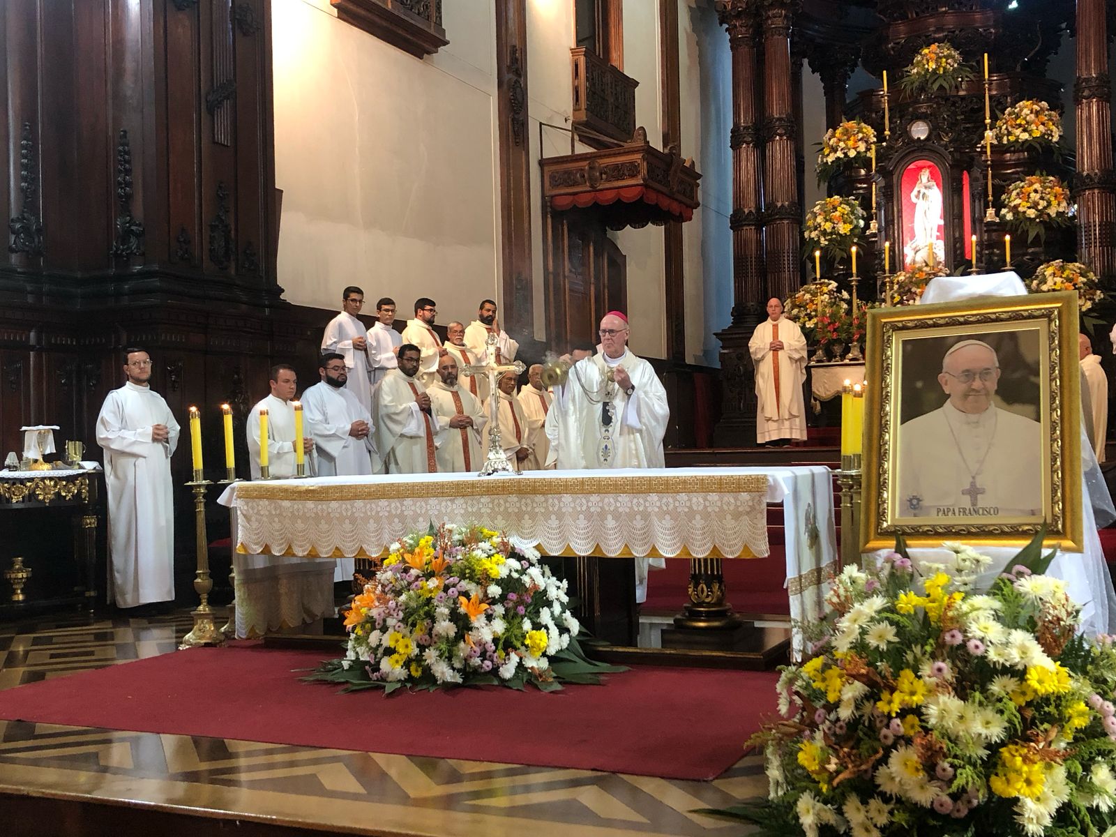 Catedral Metropolitana reúne fiéis em missa pela alma do Papa Francisco 