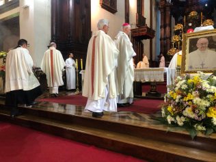 Catedral Metropolitana reúne fiéis em missa pela alma do Papa Francisco 