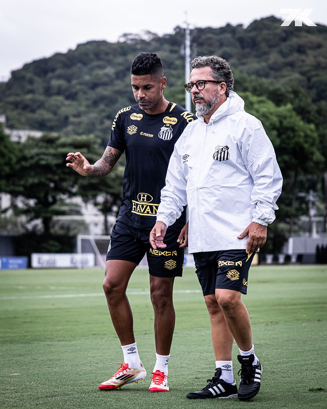 Cléber Xavier comanda primeiro trabalho no Santos