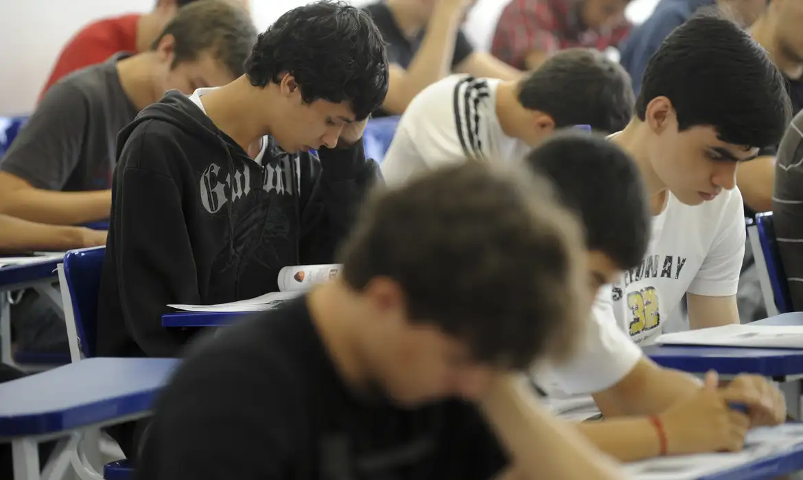 Famílias de alunos autistas reclamam falta de auxiliares em sala de aula em Valinhos