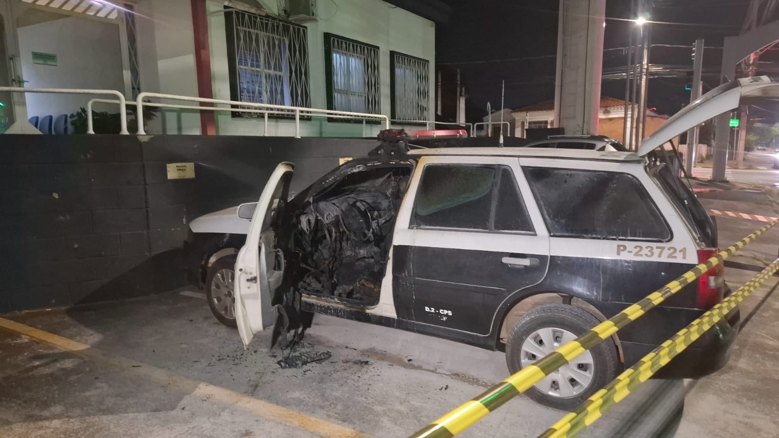Homem incendeia viatura da Polícia Civil que estava estacionada na delegacia