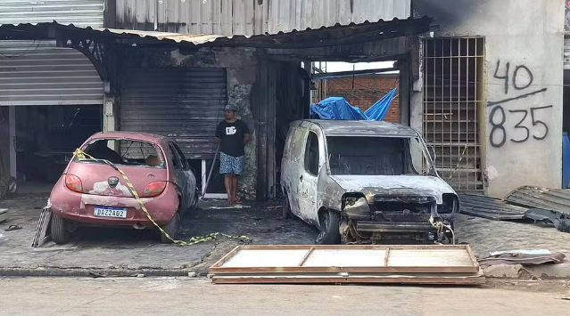 Incêndio em carro se espalha e atinge depósito de ferro-velho no Jardim Campo Belo