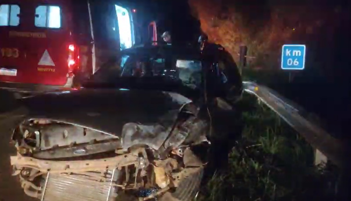 Motorista embriagado e foragido da justiça bate de frente com outro carro na Estrada Velha 