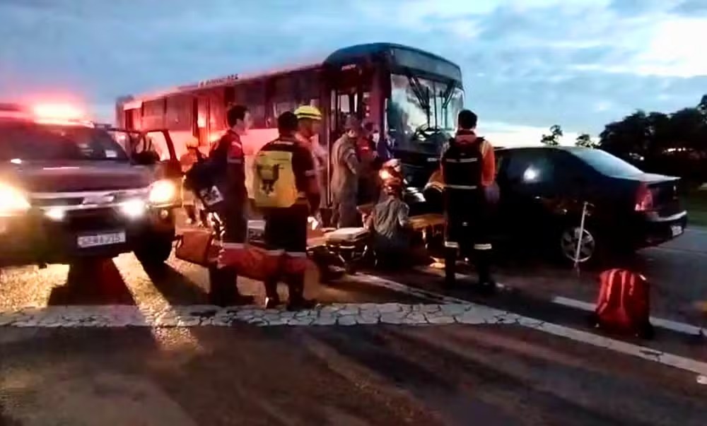 Motorista fica ferido após carro invadir contramão e colidir com ônibus em Campinas
