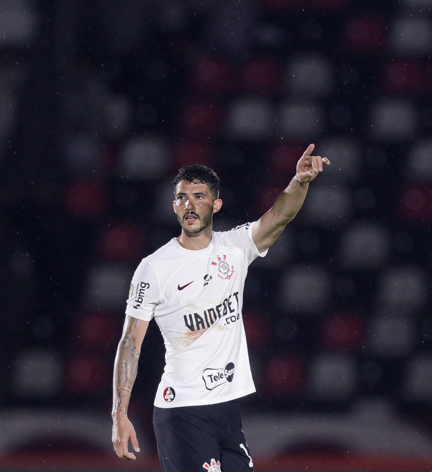Corinthians treina pênaltis e Diniz esboça escalação para decisão na Libertadores