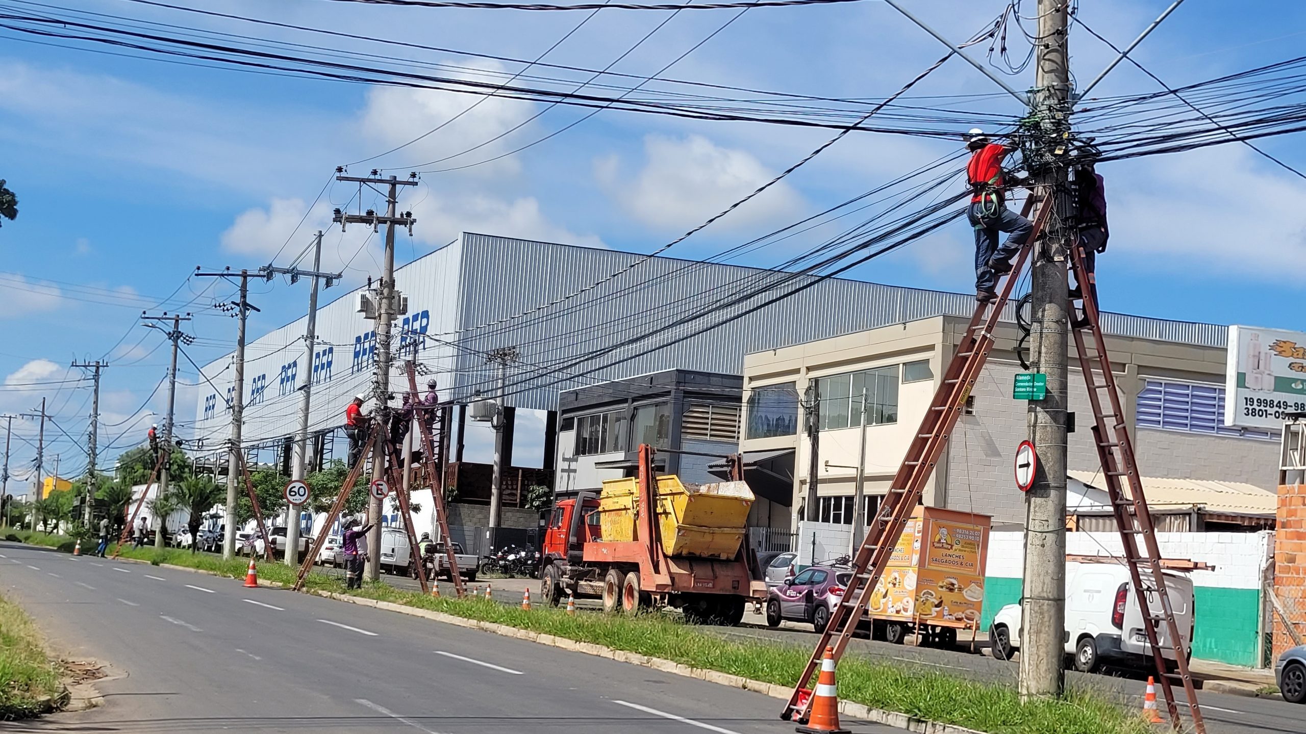 Indaiatuba: começa retirada de fios inúteis de postes do Distrito Industrial